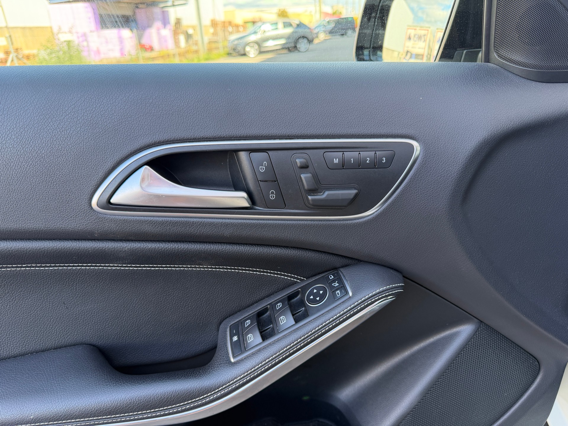 MERCEDES-BENZ GLA 200 7G-DCT-image-13