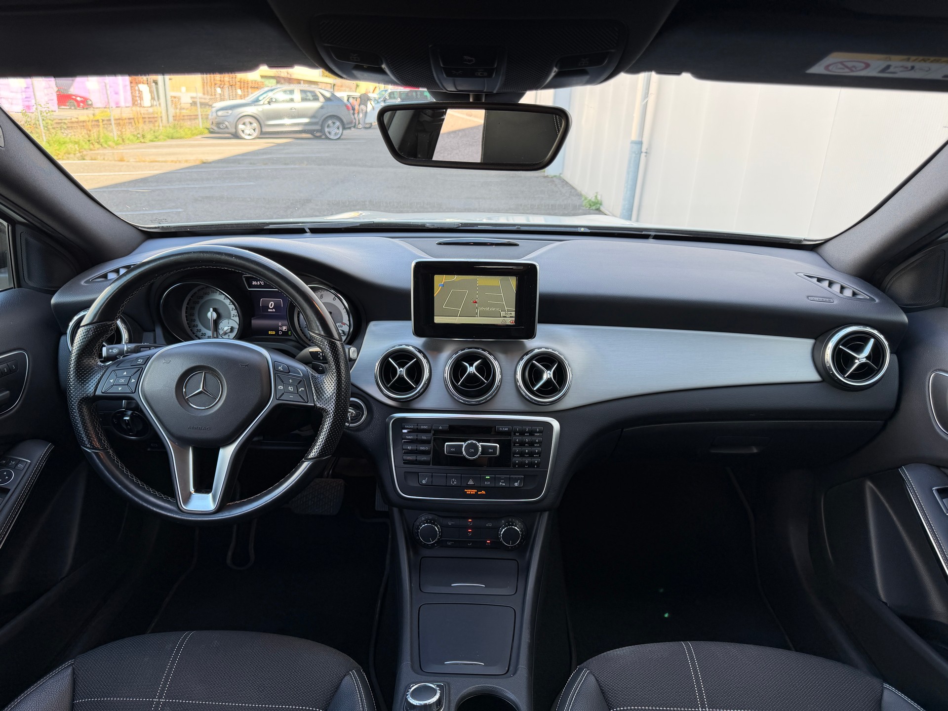 MERCEDES-BENZ GLA 200 7G-DCT-image-11