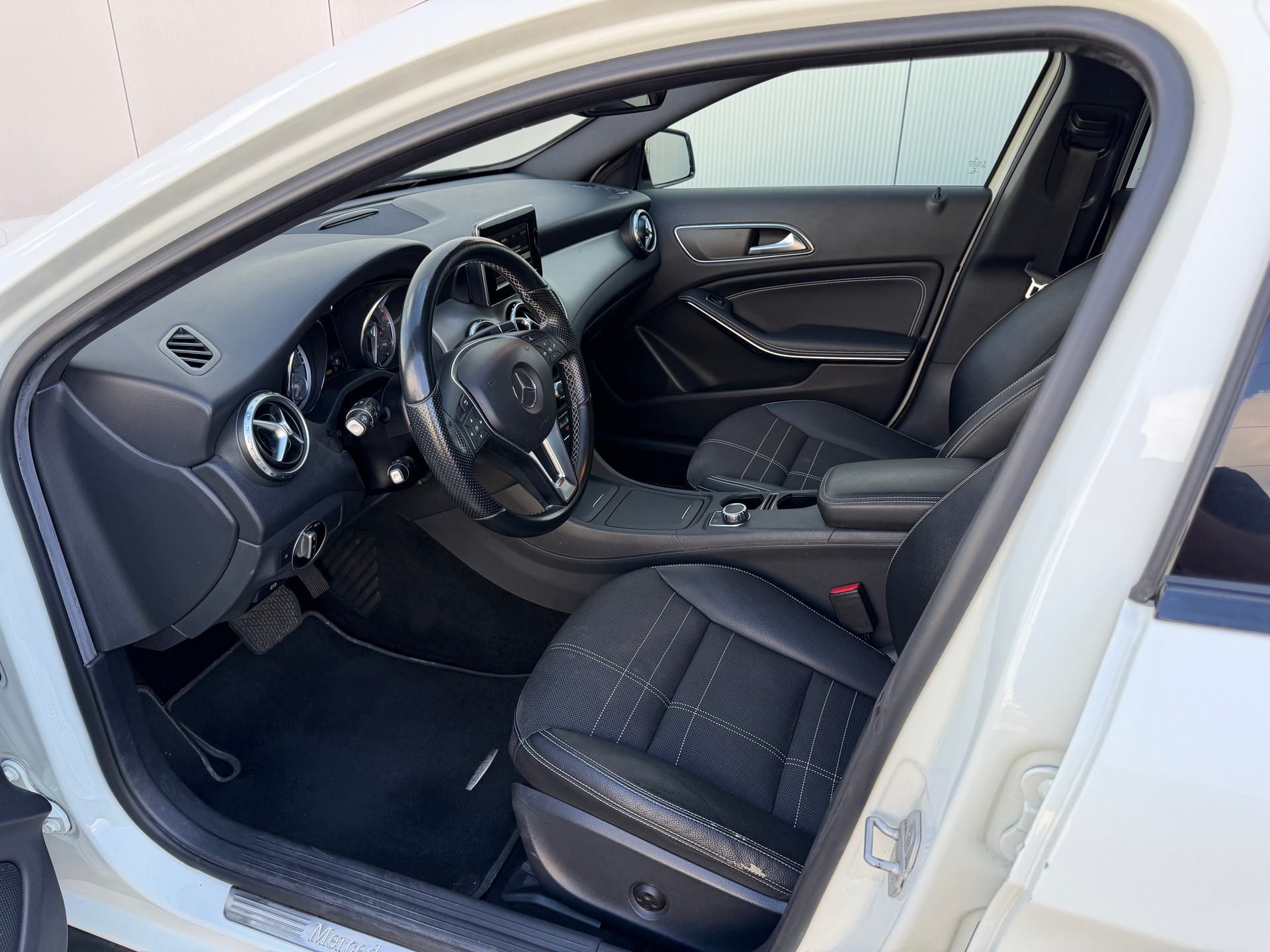 MERCEDES-BENZ GLA 200 7G-DCT-image-8