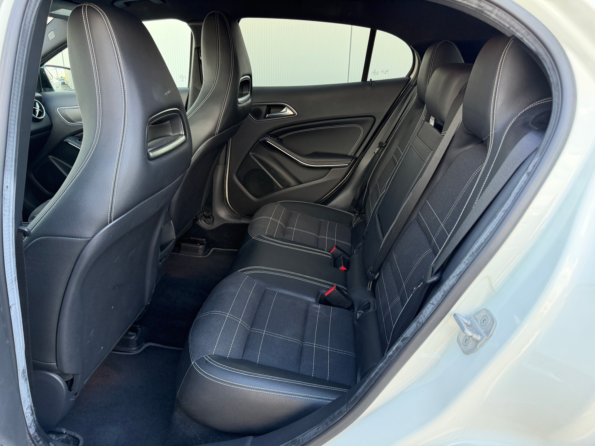 MERCEDES-BENZ GLA 200 7G-DCT-image-12