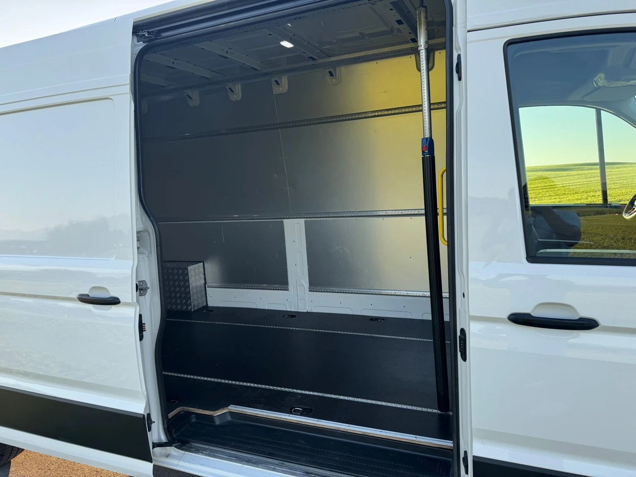 VW Crafter 35 2.0 TDI L4 mit Hebebühne-image-5