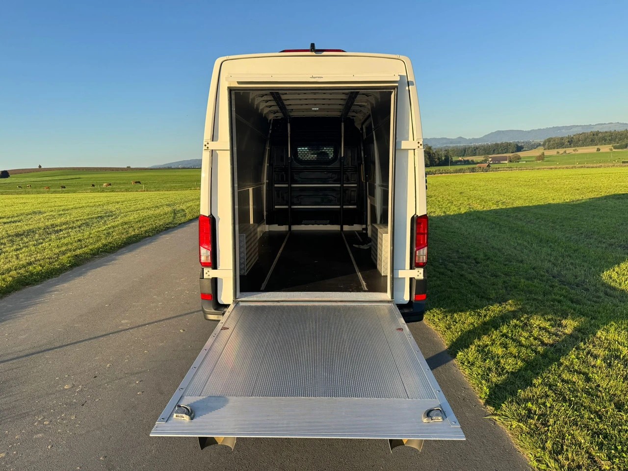 VW Crafter 35 2.0 TDI L4 mit Hebebühne-image-4