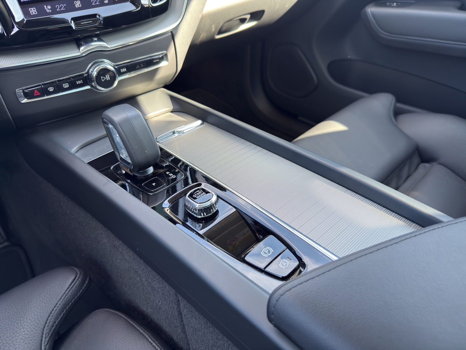 VOLVO XC60 2.0 T8 TE Ultimate Bright eAWD-image-10
