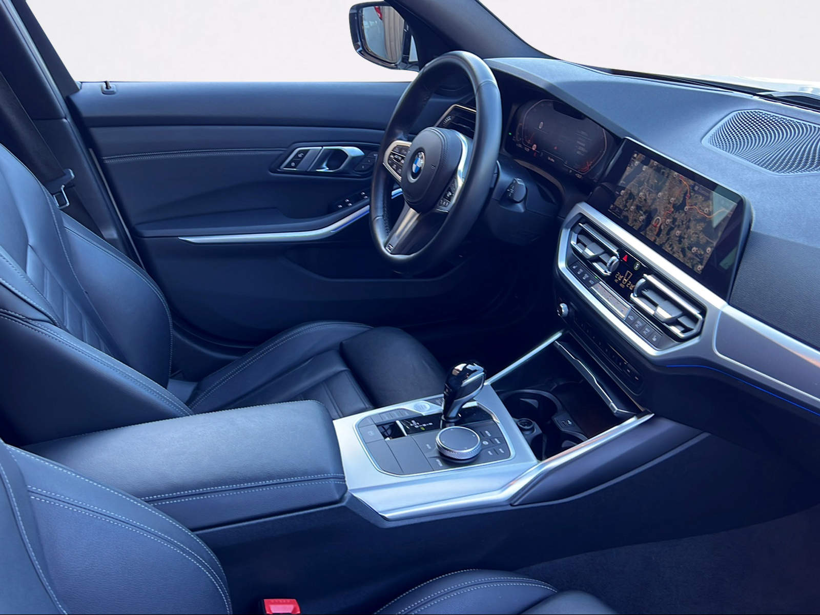 BMW 320d xDrive Touring M Sport Steptronic-image-4
