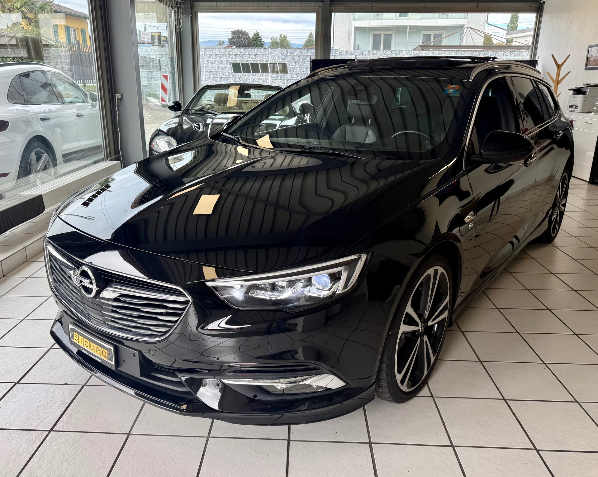 OPEL Insignia 2.0 T Sports Tourer Excellence 4WD Automat.-image-2