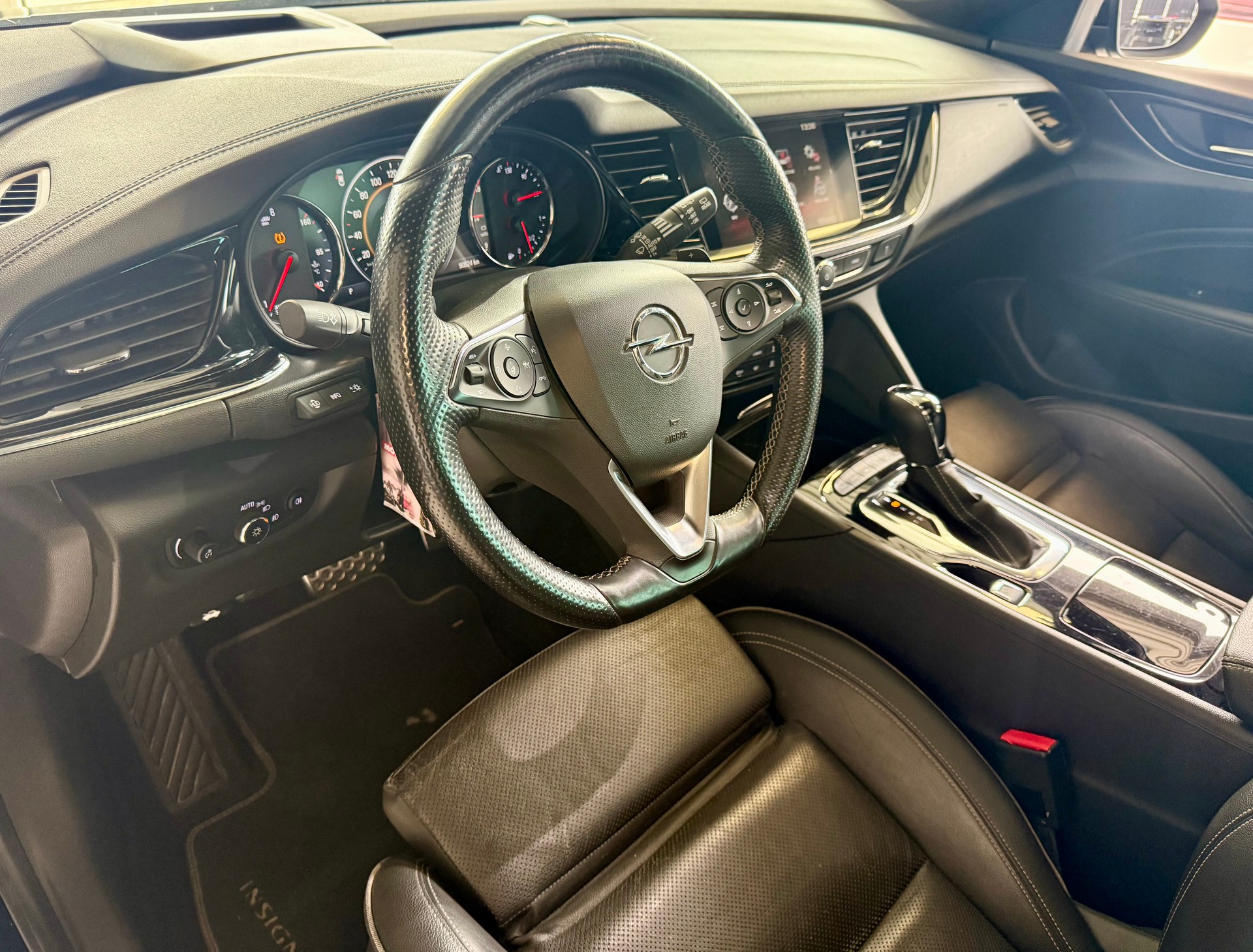 OPEL Insignia 2.0 T Sports Tourer Excellence 4WD Automat.-image-11