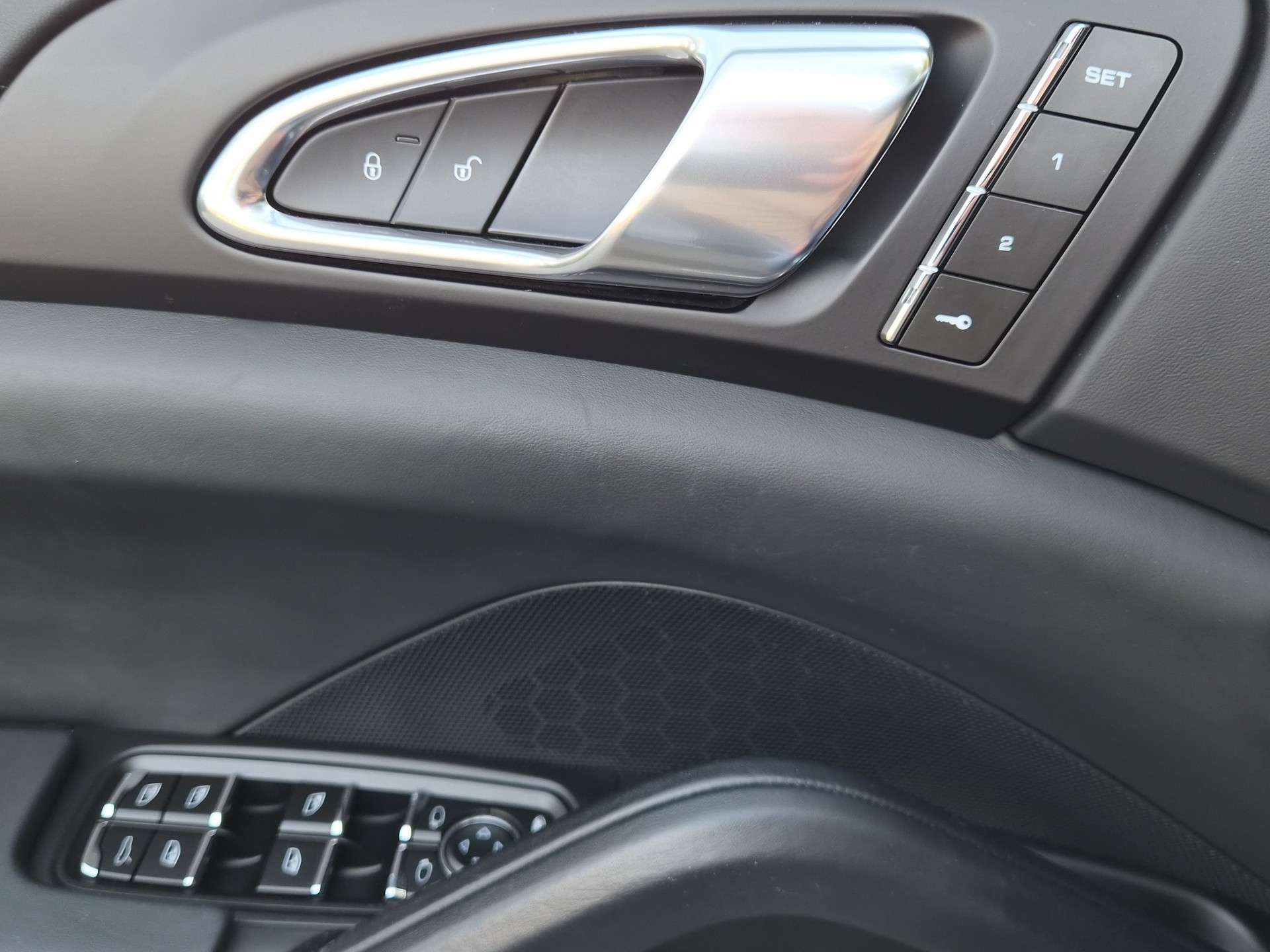 PORSCHE Cayenne Turbo-image-13