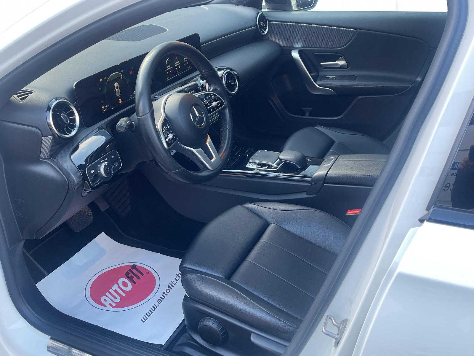 MERCEDES-BENZ A 180 Progressive 7G-DCT-image-8
