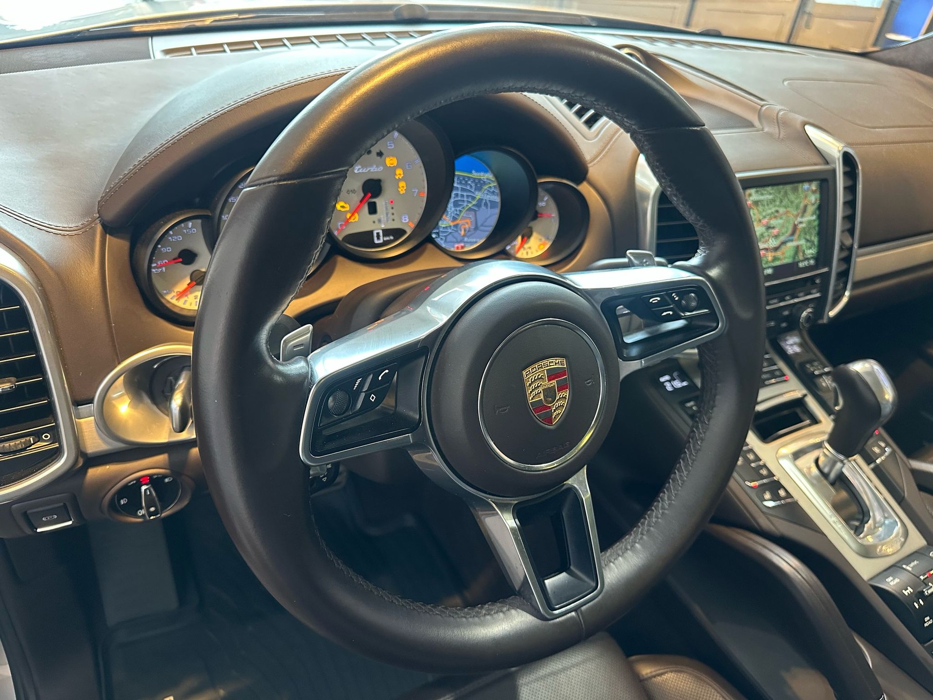 PORSCHE Cayenne Turbo-image-11