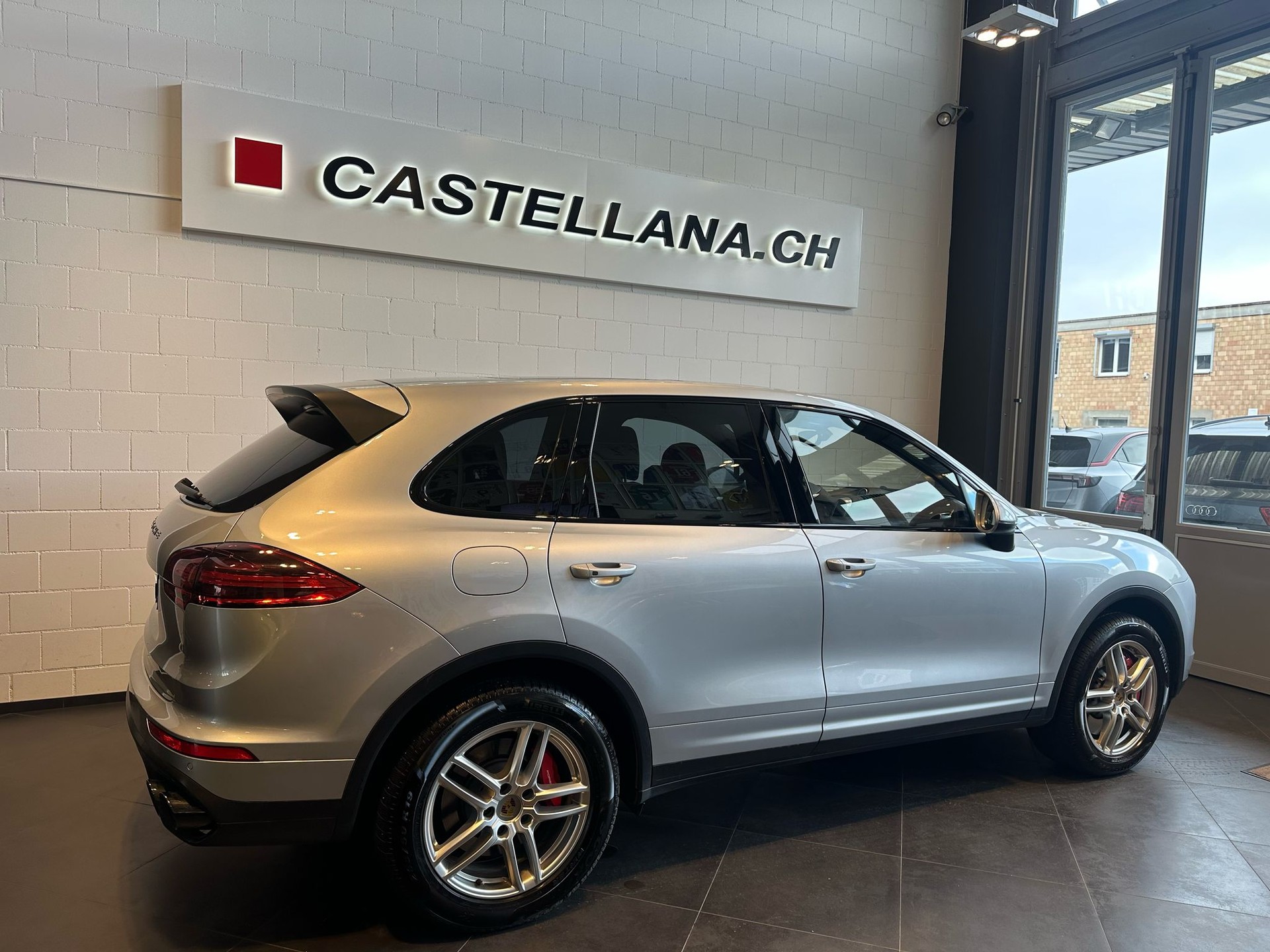 PORSCHE Cayenne Turbo-image-3