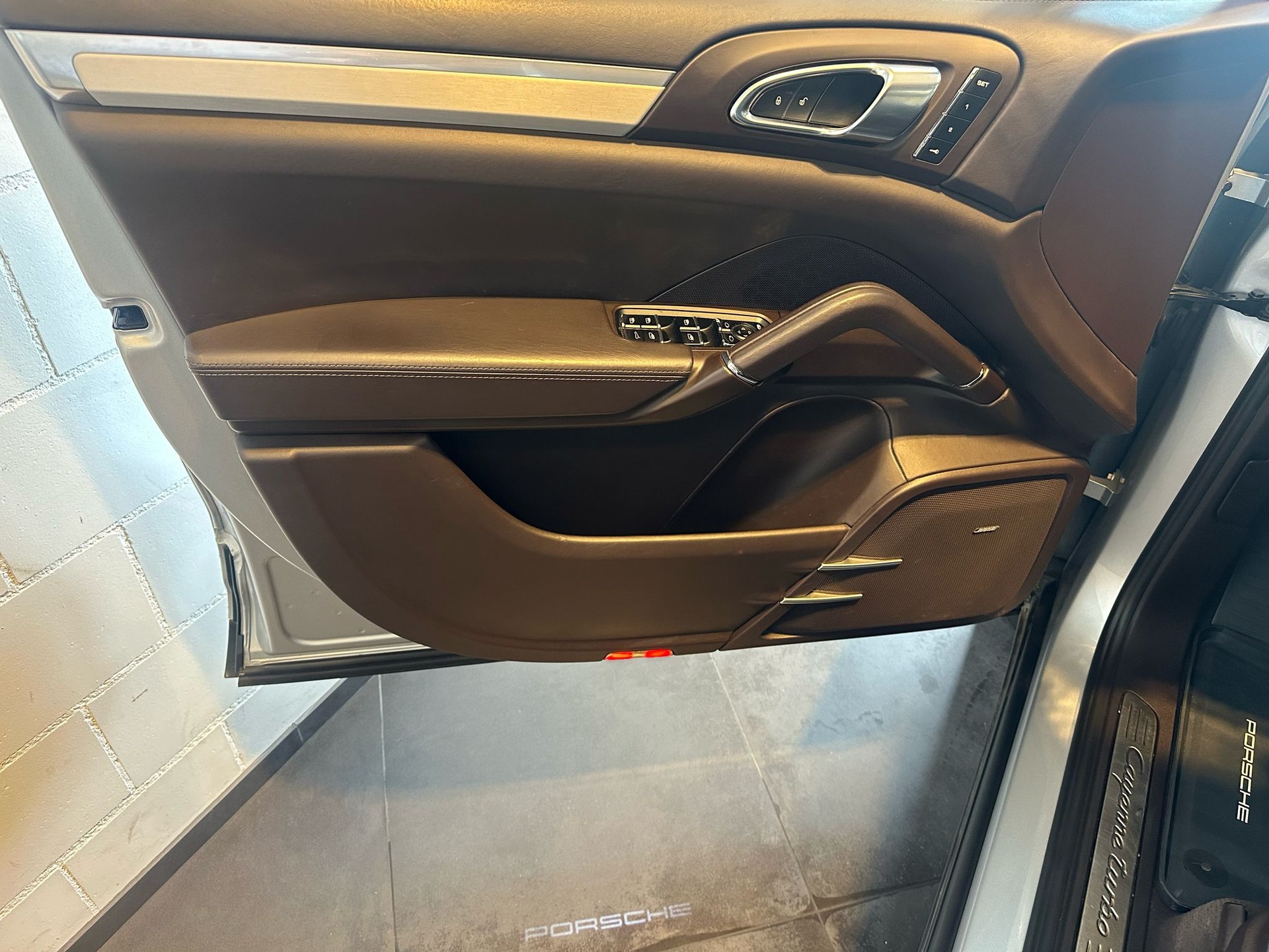 PORSCHE Cayenne Turbo-image-18