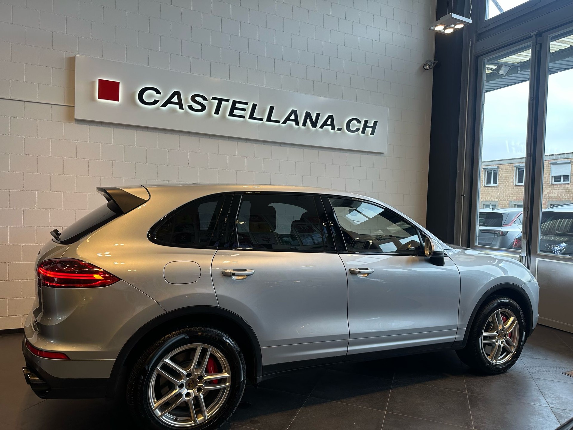 PORSCHE Cayenne Turbo-image-2