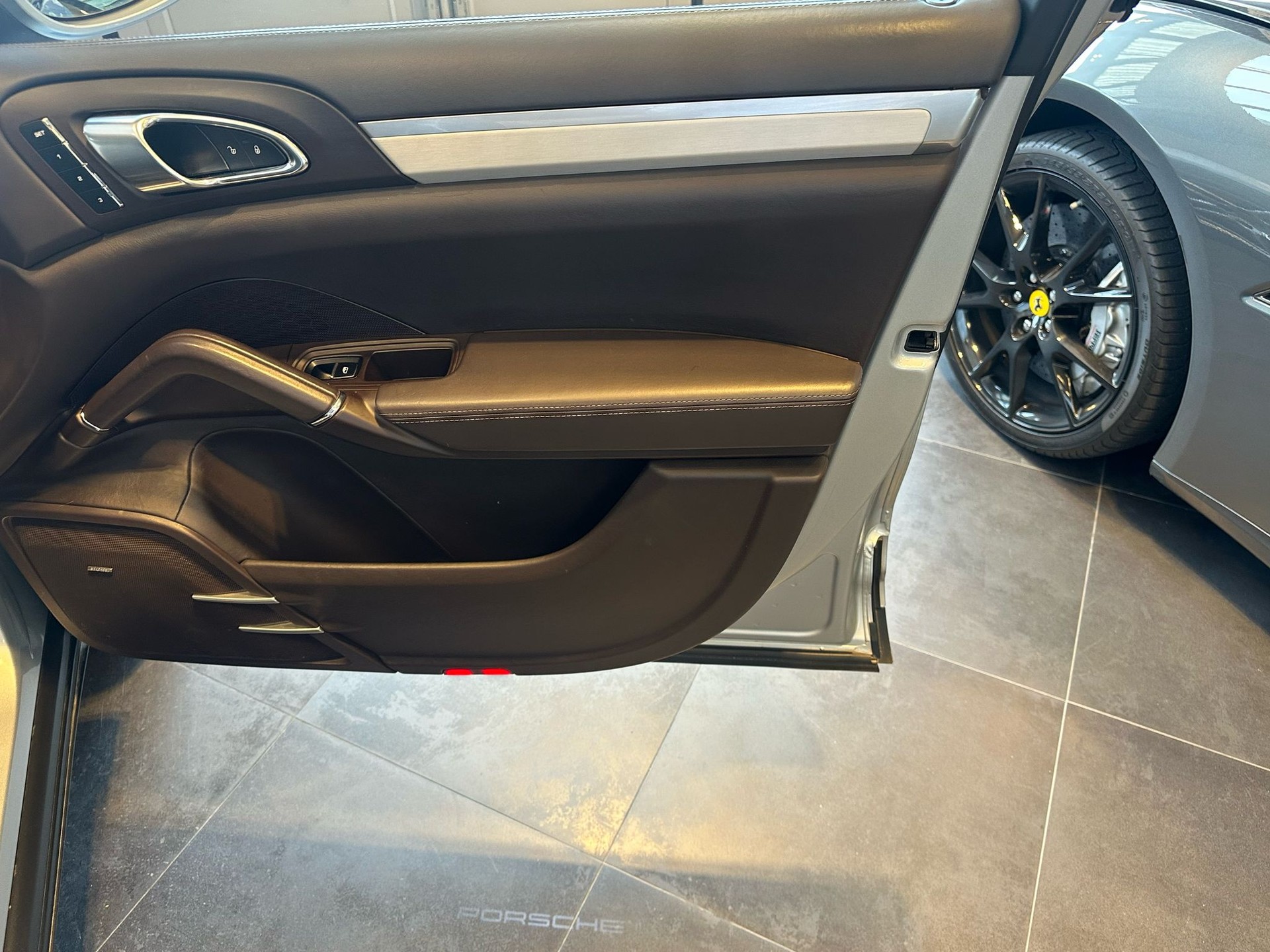 PORSCHE Cayenne Turbo-image-20