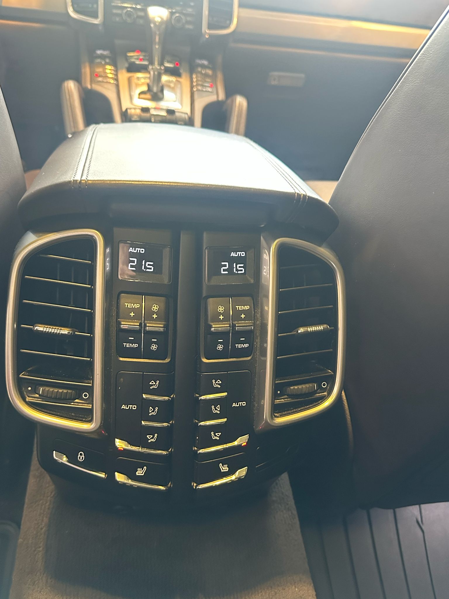PORSCHE Cayenne Turbo-image-16