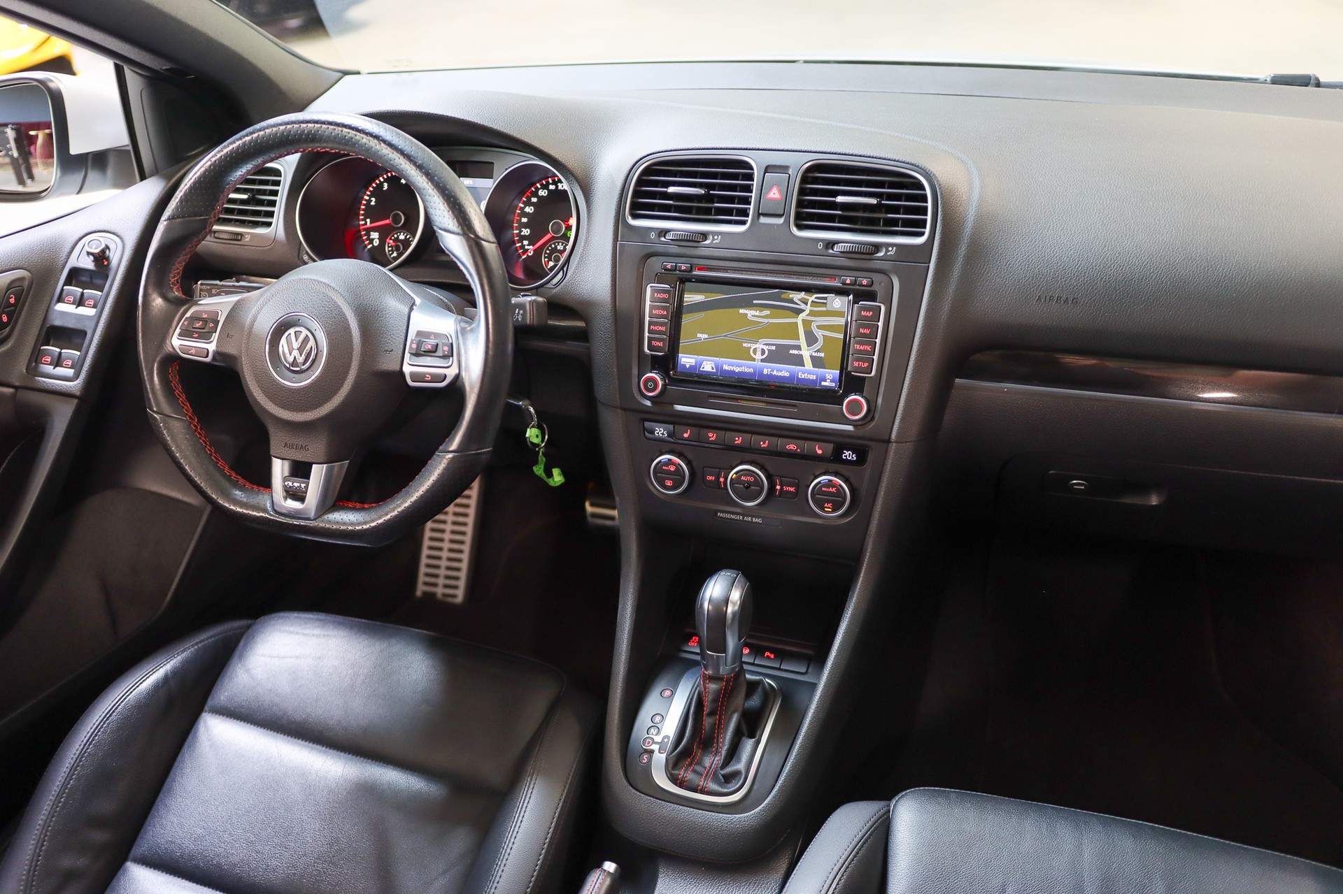 VW Golf Cabrio 2.0 TSI GTI DSG-image-12