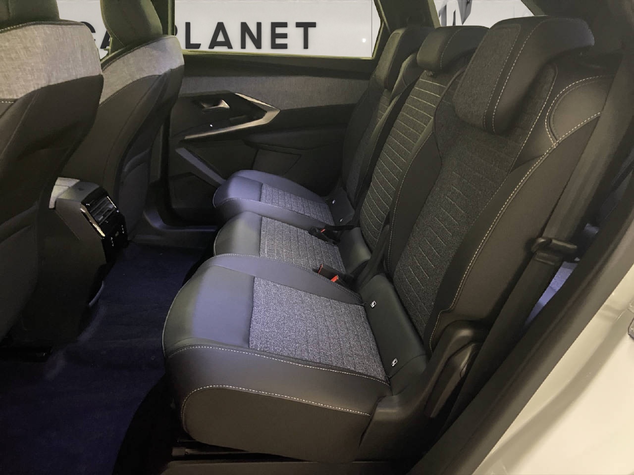 PEUGEOT 5008 1.2 Hybrid Allure Premium-image-9