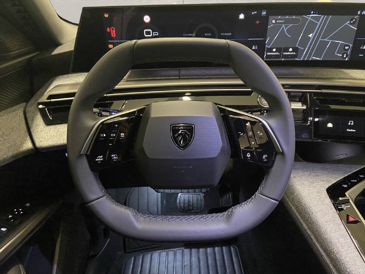 PEUGEOT 5008 1.2 Hybrid Allure Premium-image-6