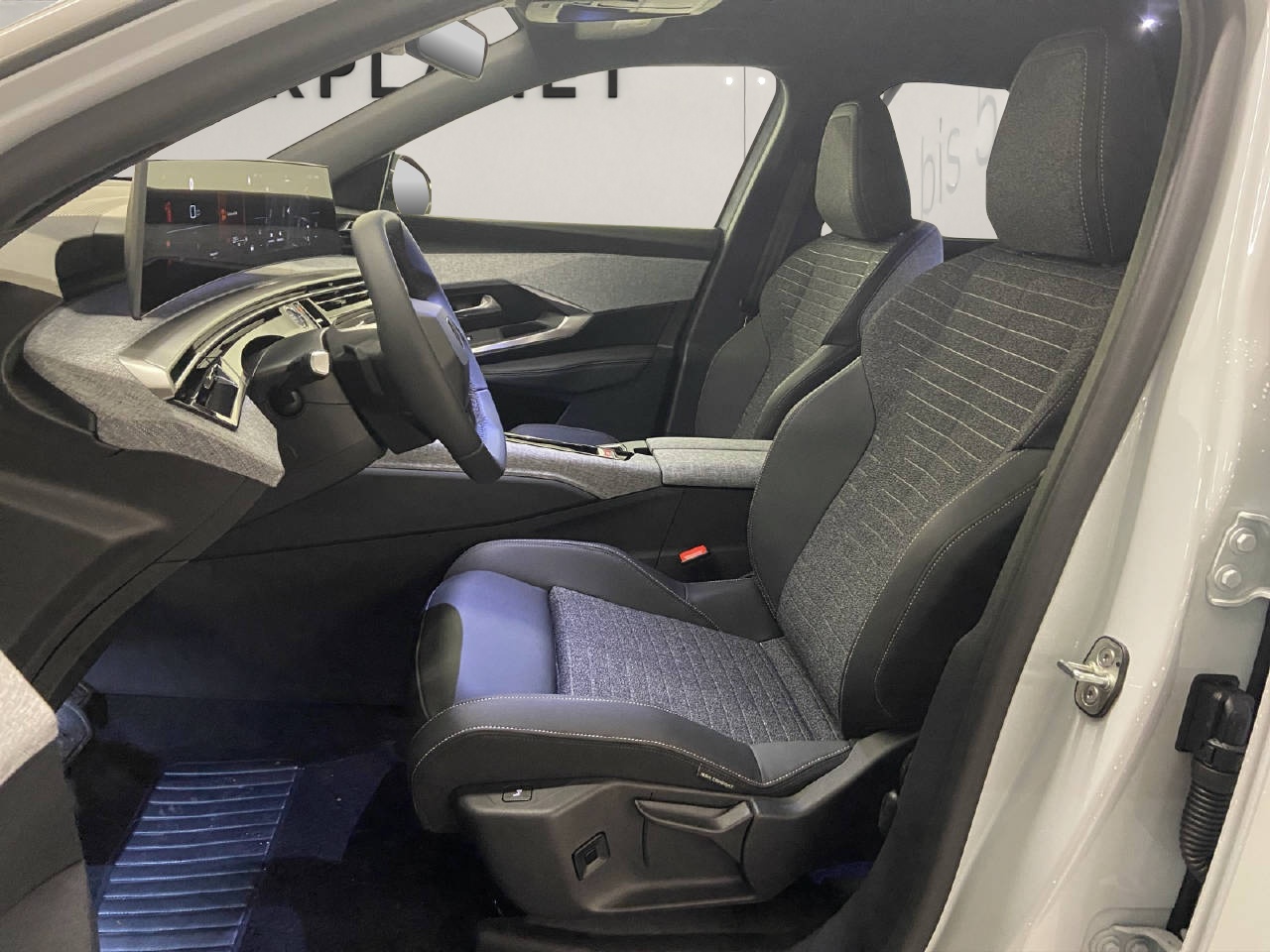 PEUGEOT 5008 1.2 Hybrid Allure Premium-image-4