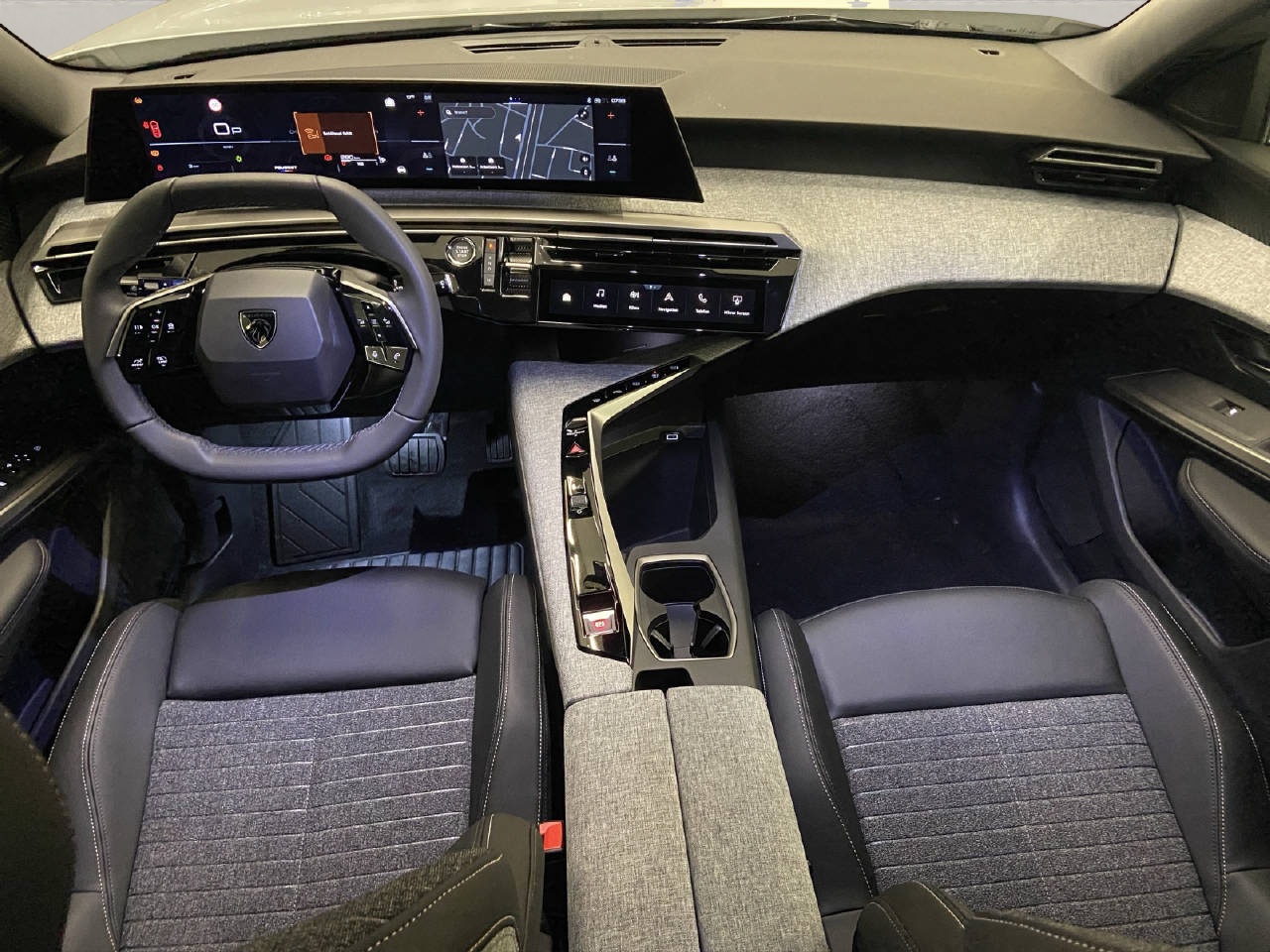 PEUGEOT 5008 1.2 Hybrid Allure Premium-image-5
