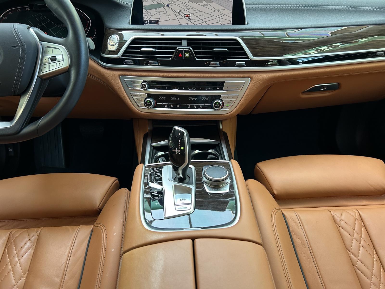 BMW 750i xDrive-image-7