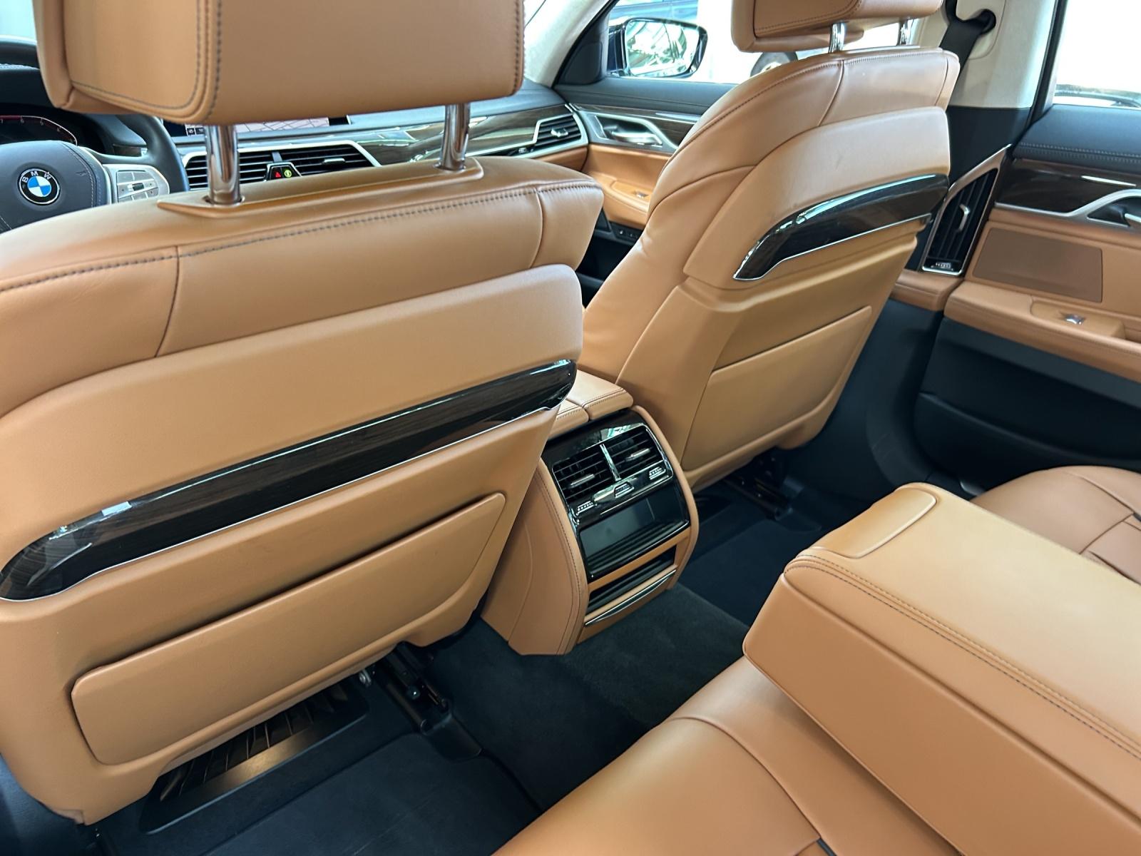 BMW 750i xDrive-image-16