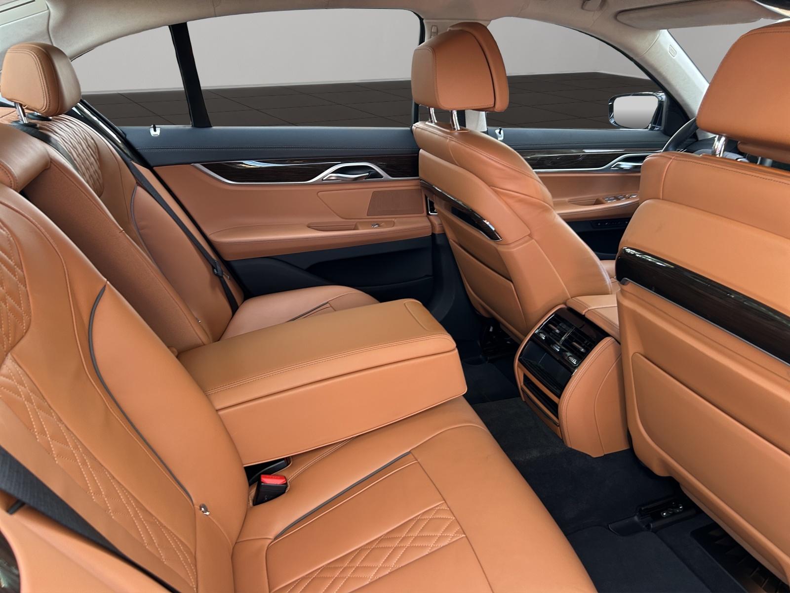 BMW 750i xDrive-image-12
