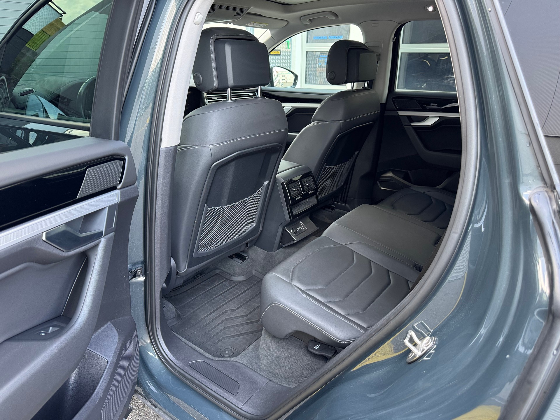 VW Touareg 3.0 TDI Elegance Tiptronic-image-10