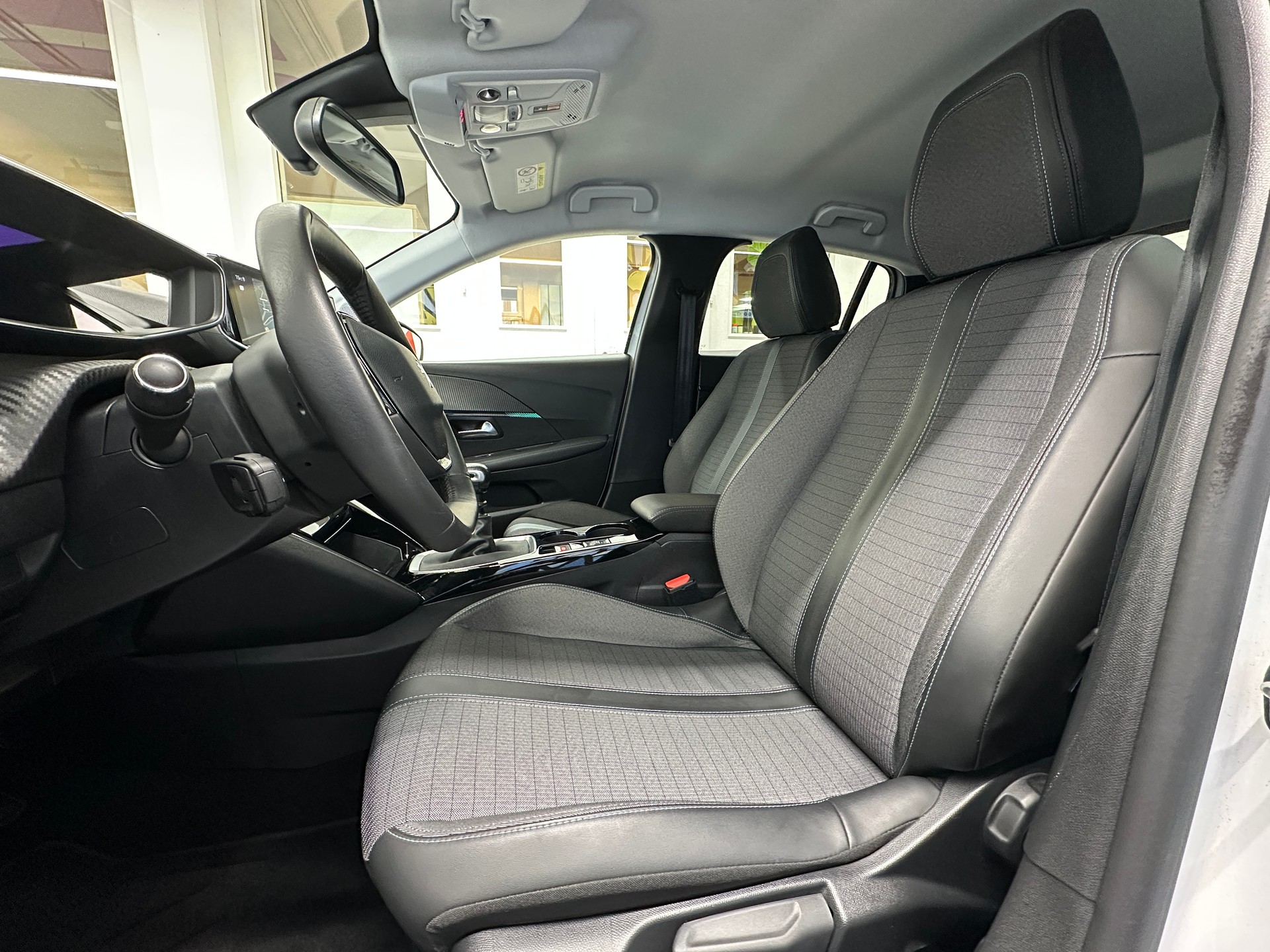 PEUGEOT 208 1.2 PureTech Allure Pack-image-6