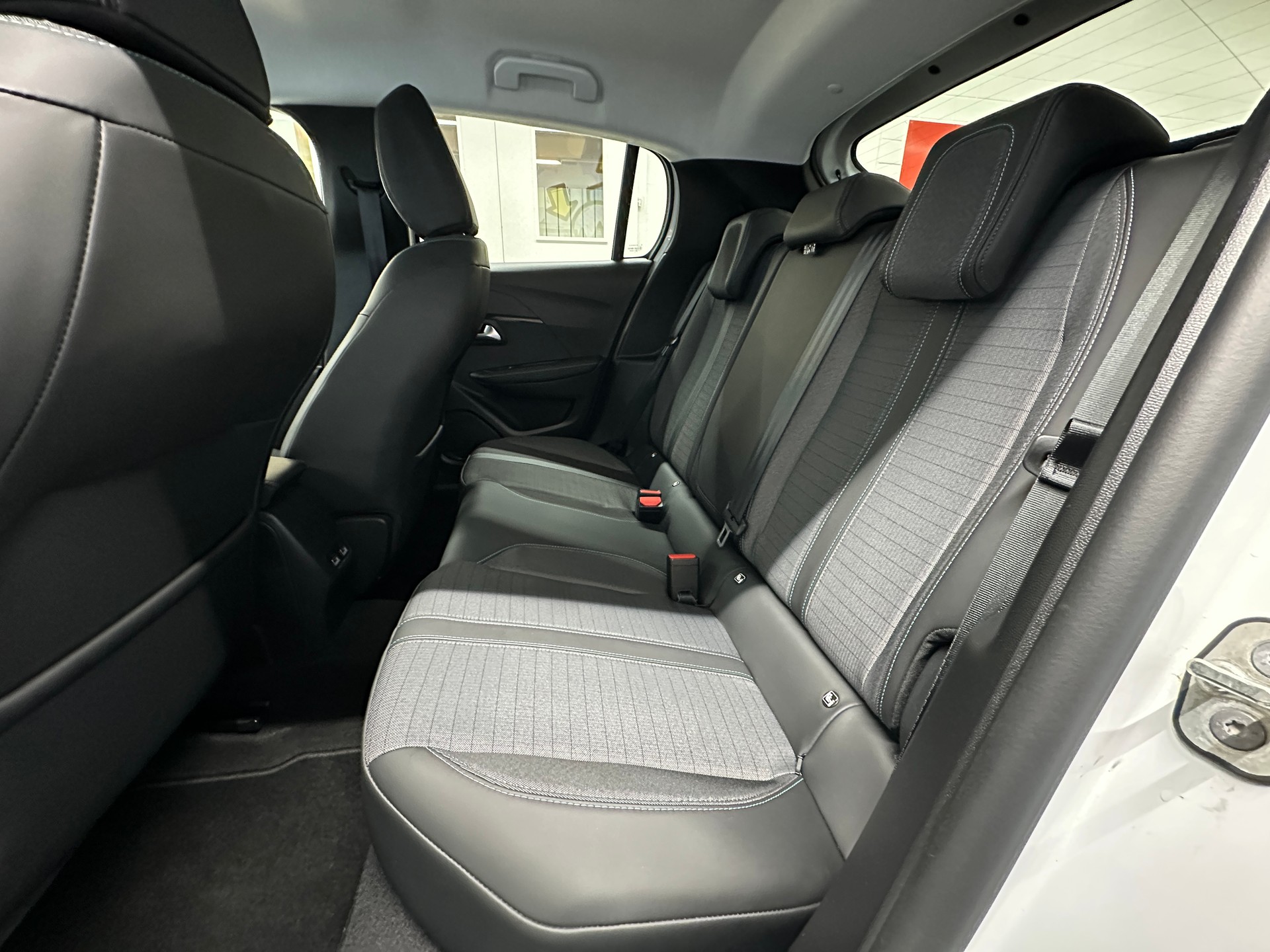PEUGEOT 208 1.2 PureTech Allure Pack-image-7