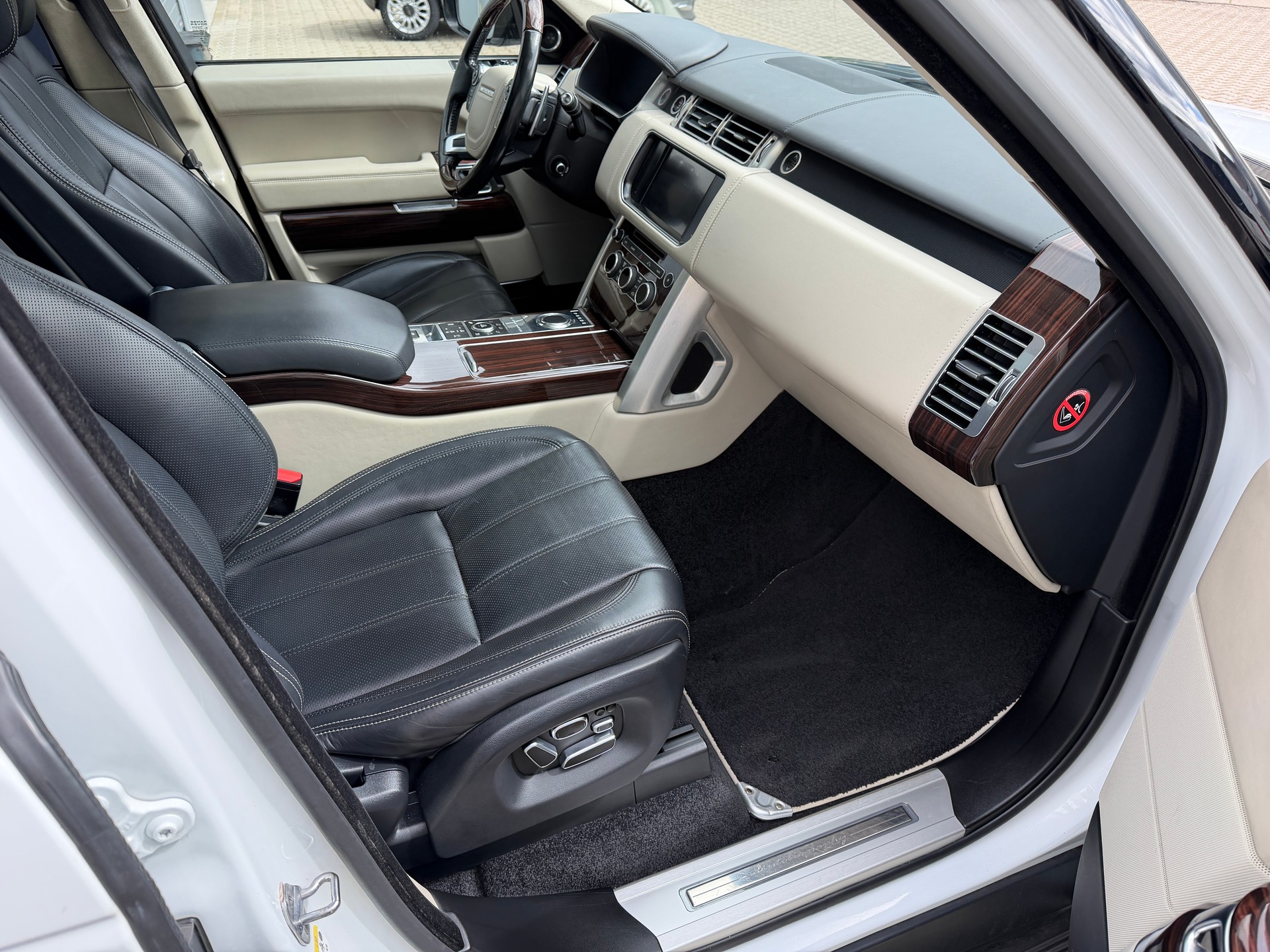 LAND ROVER Range Rover 4.4 SDV8 Autobiography-image-10