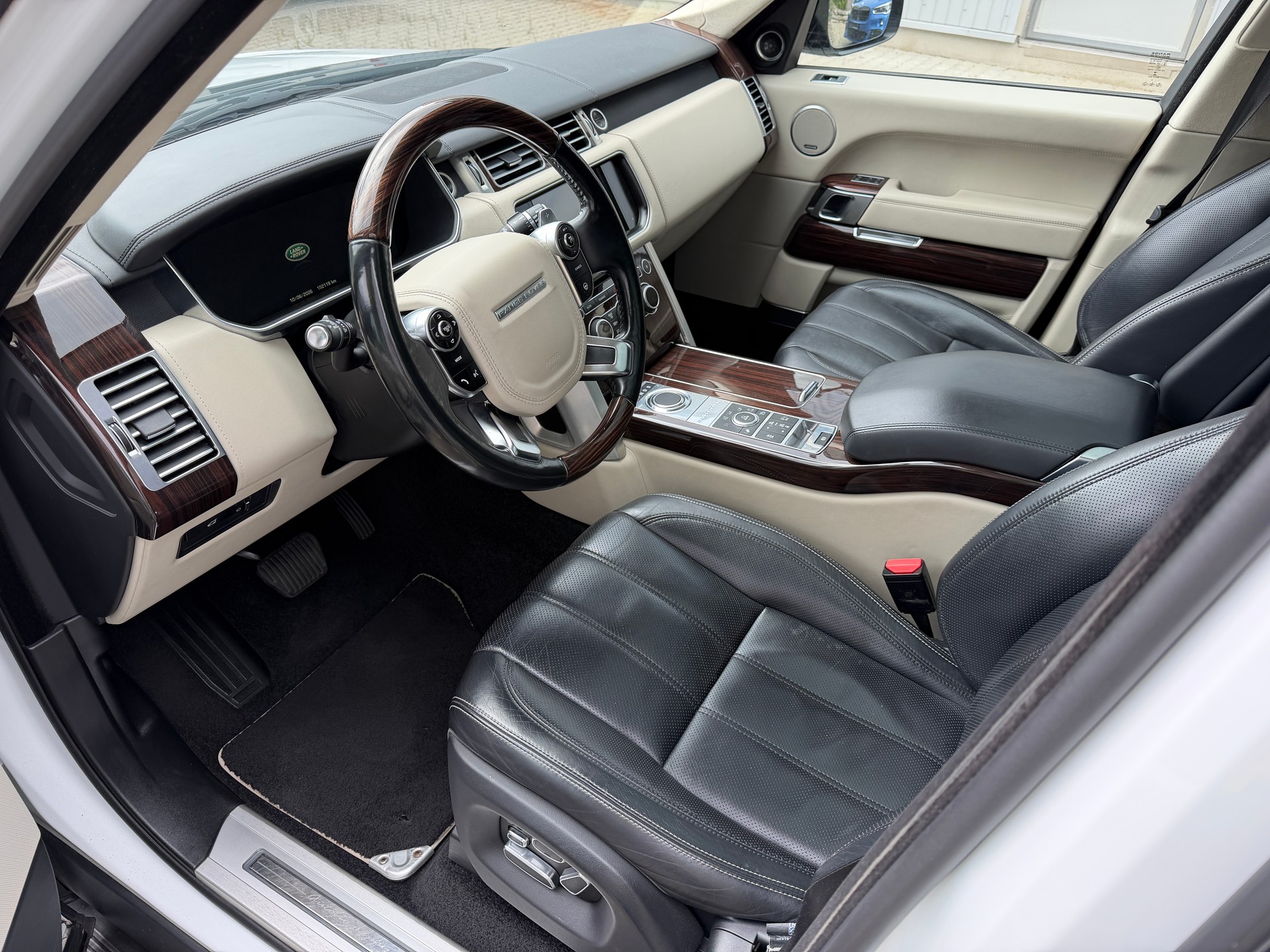 LAND ROVER Range Rover 4.4 SDV8 Autobiography-image-8