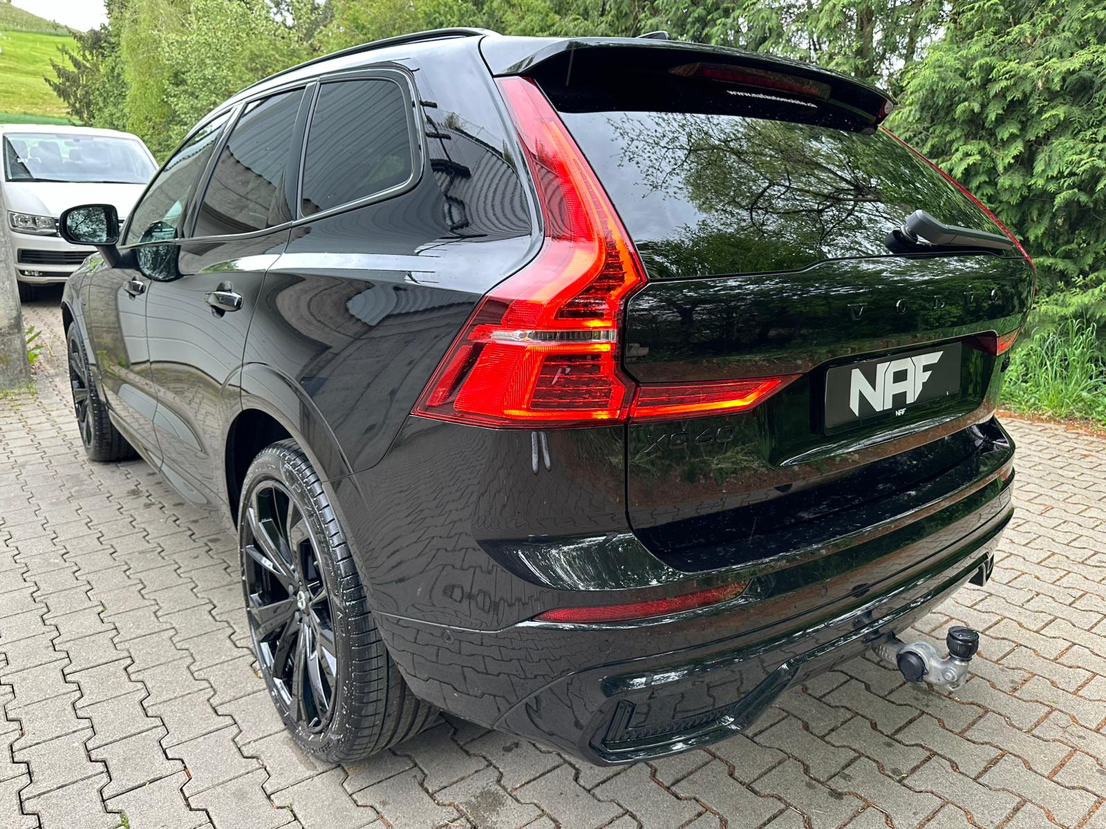 VOLVO XC60 T8 eAWD PluginHybrid XCENTRIC Black Edition Geartronic-image-2
