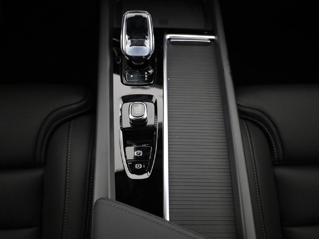 VOLVO XC60 2.0 T8 TE Ultra Dark eAWD-image-3