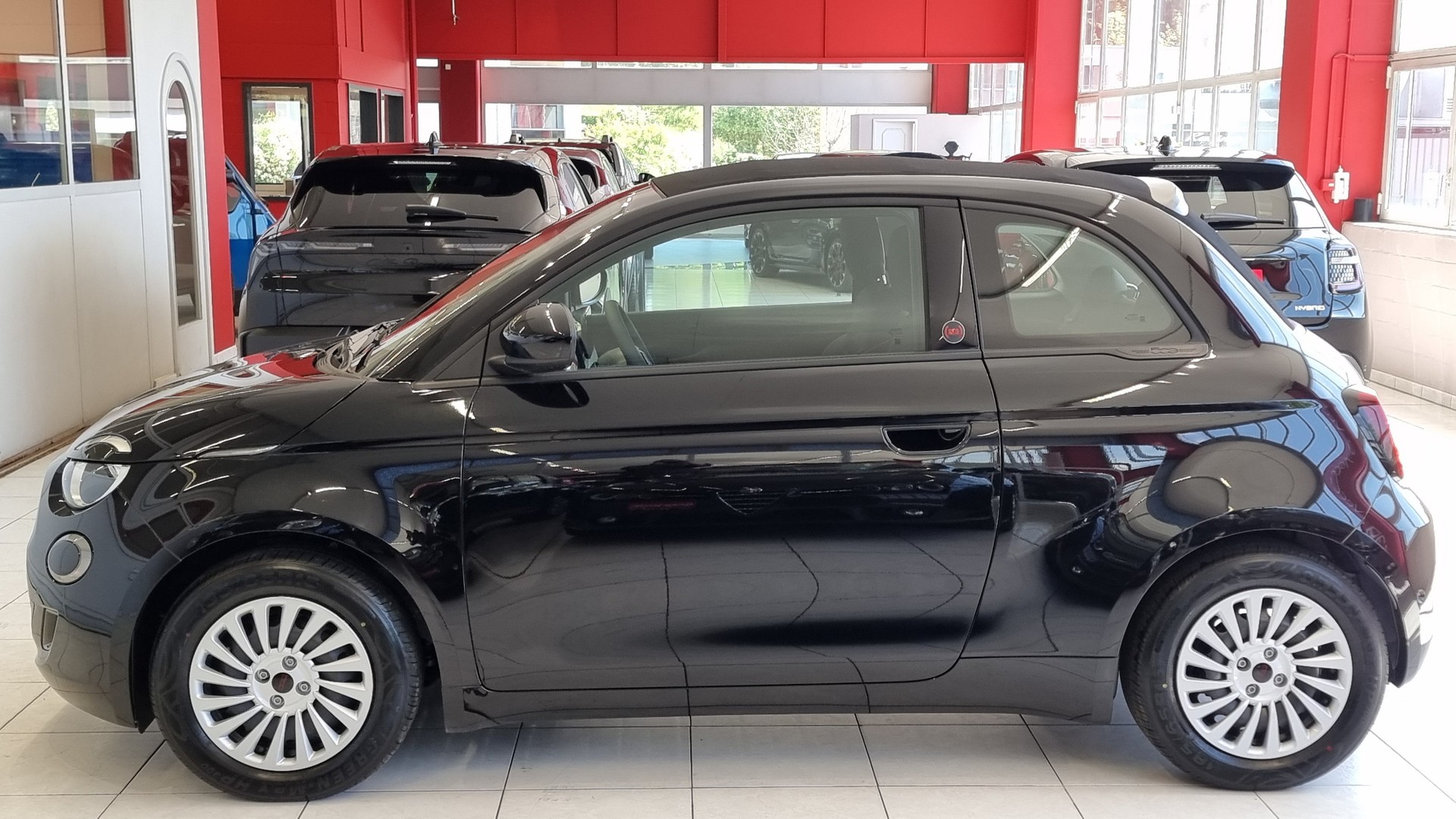 FIAT 500 Cabrio Red-showroom-element-1