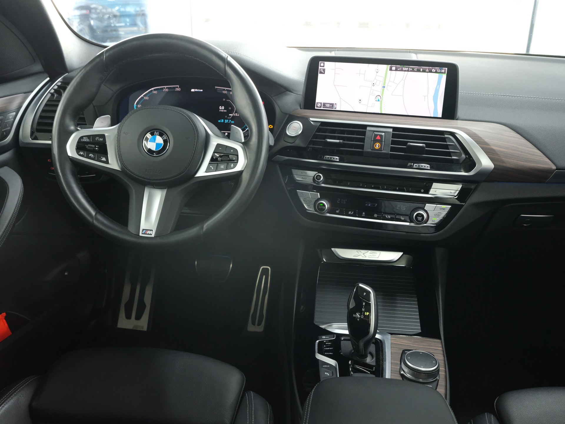 BMW X3 xDrive 30e Luxury Line *Panorama* *Anhängerkupplung* *360 Kamera*-image-25