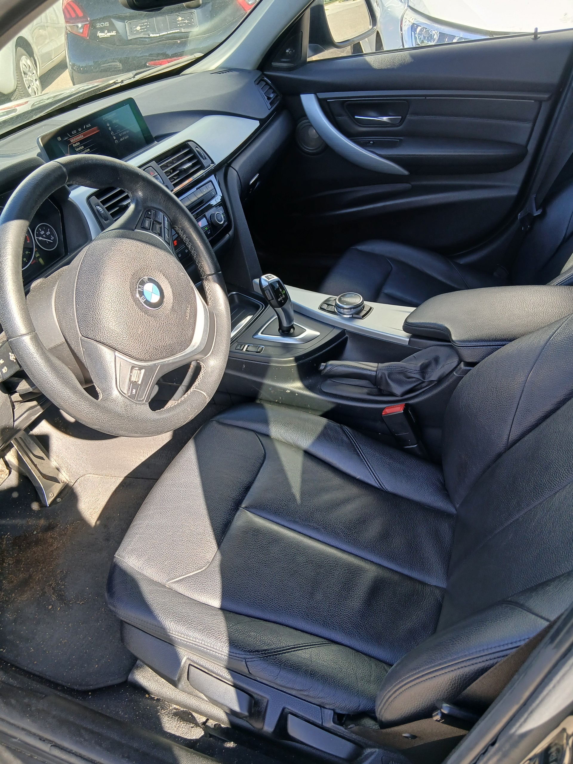 BMW 320i Touring Steptronic-image-12