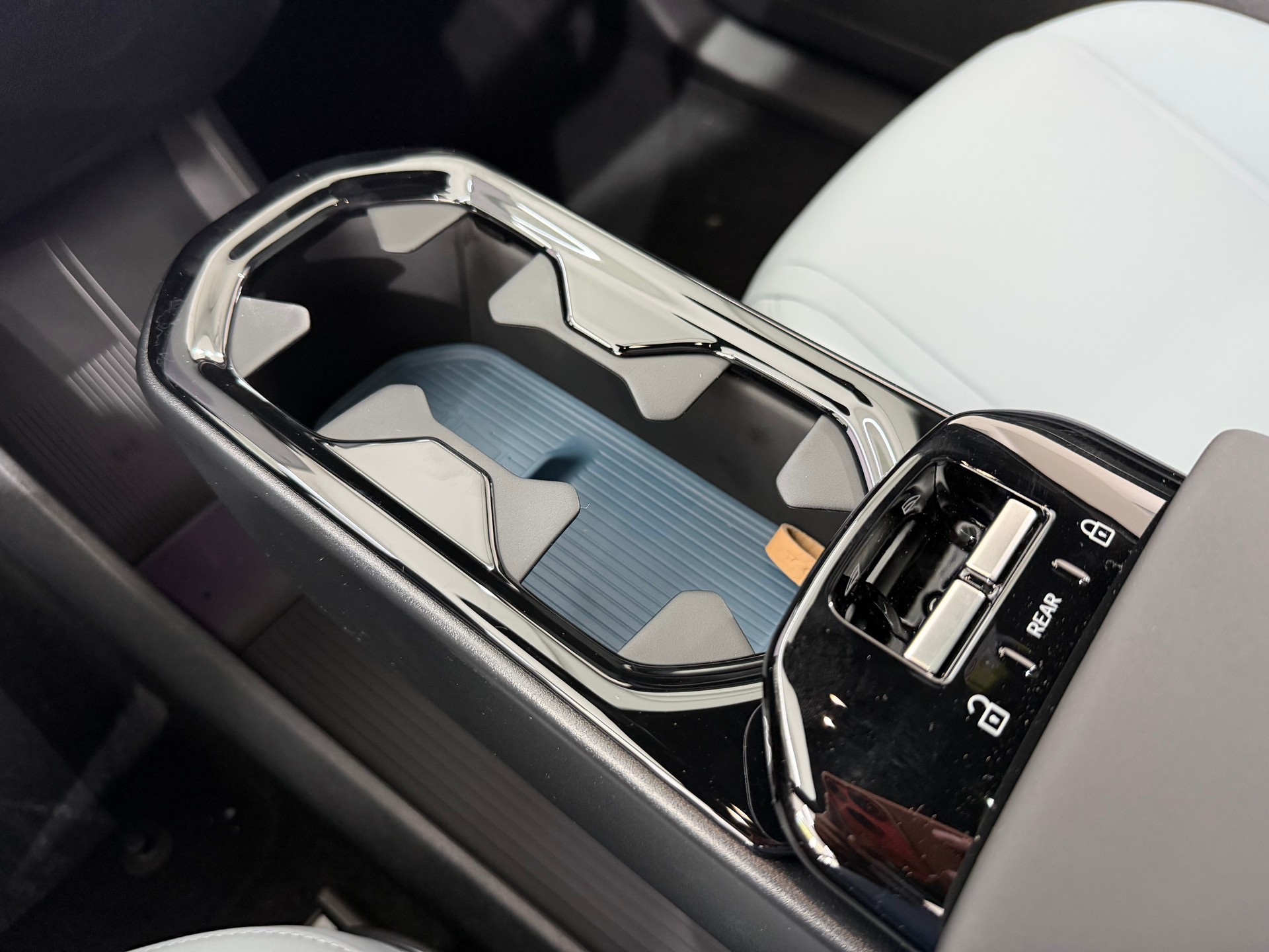 VOLVO EX 30 E60 Twin Ultra Performanc-image-9