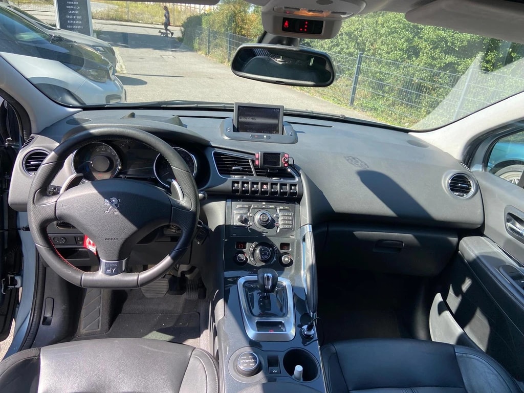 PEUGEOT 3008 HYbrid4 2.0 HDI EGS6-image-6