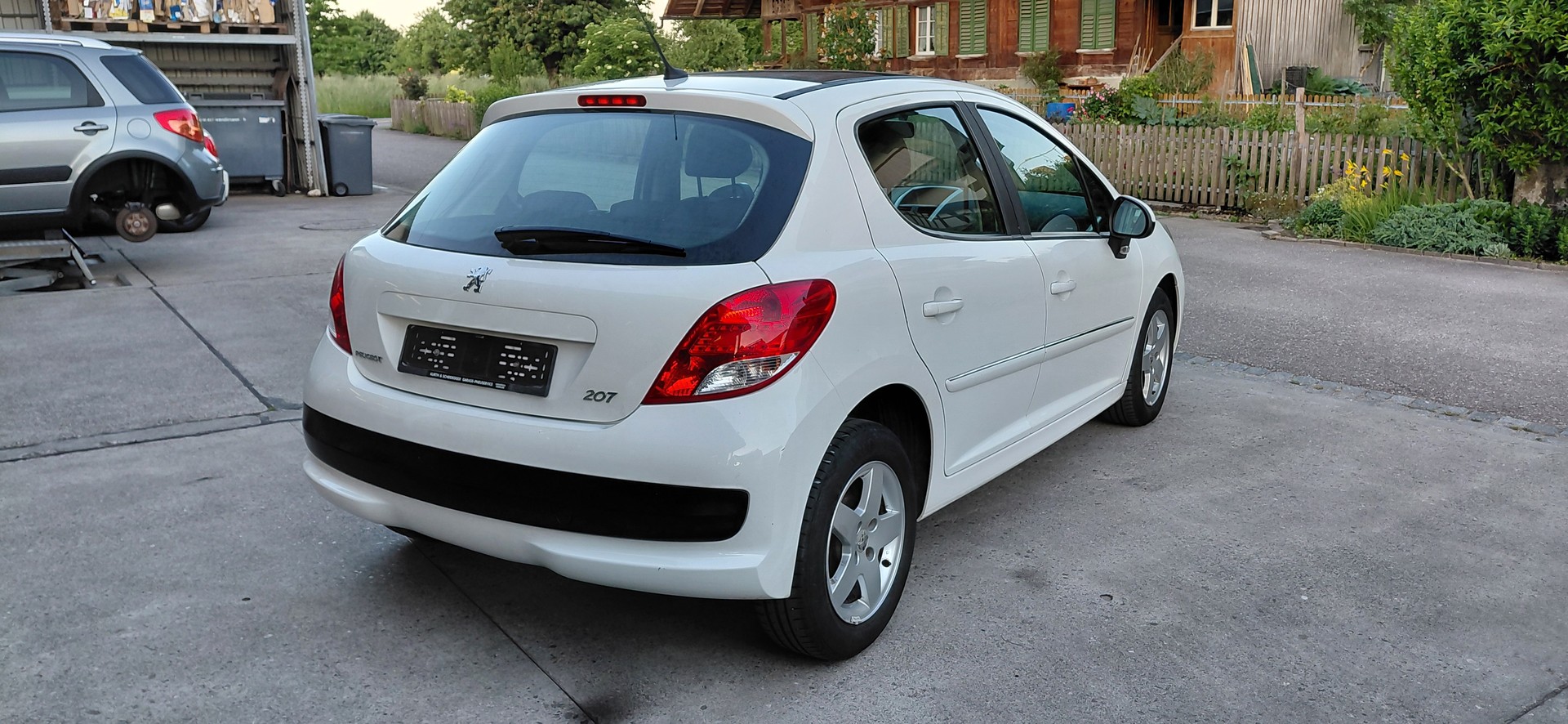PEUGEOT 207 1.4 16V Millesim 200-image-4