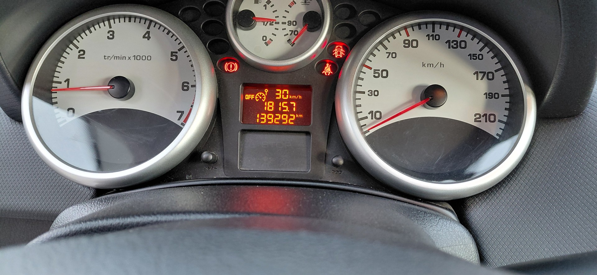PEUGEOT 207 1.4 16V Millesim 200-image-11