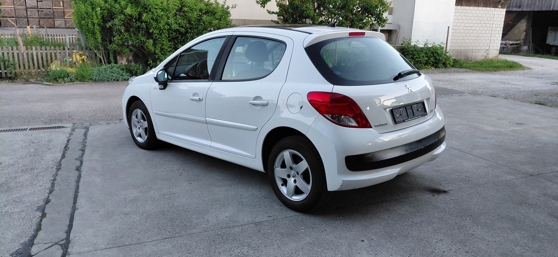 PEUGEOT 207 1.4 16V Millesim 200-image-2