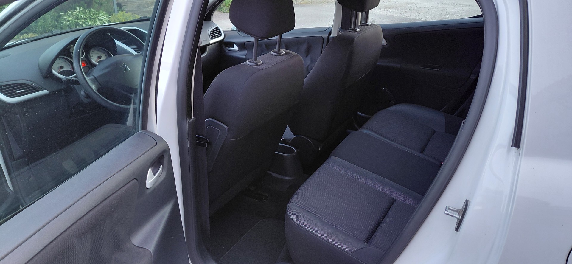 PEUGEOT 207 1.4 16V Millesim 200-image-8