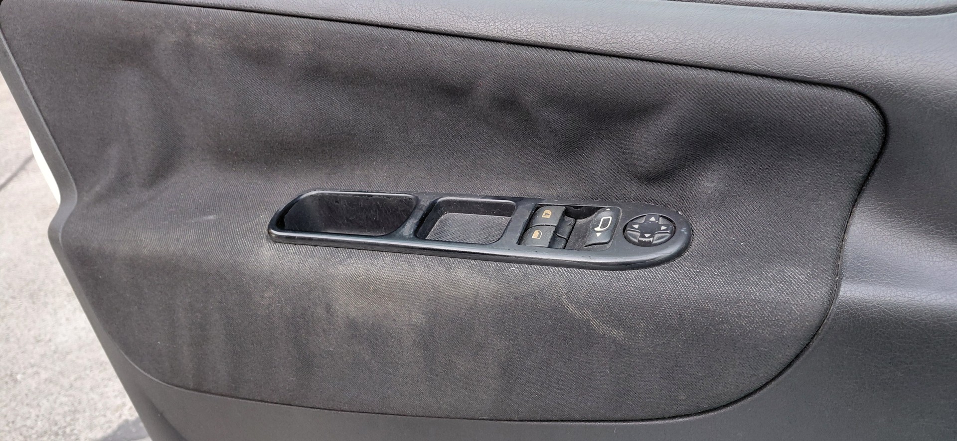 PEUGEOT 207 1.4 16V Millesim 200-image-13