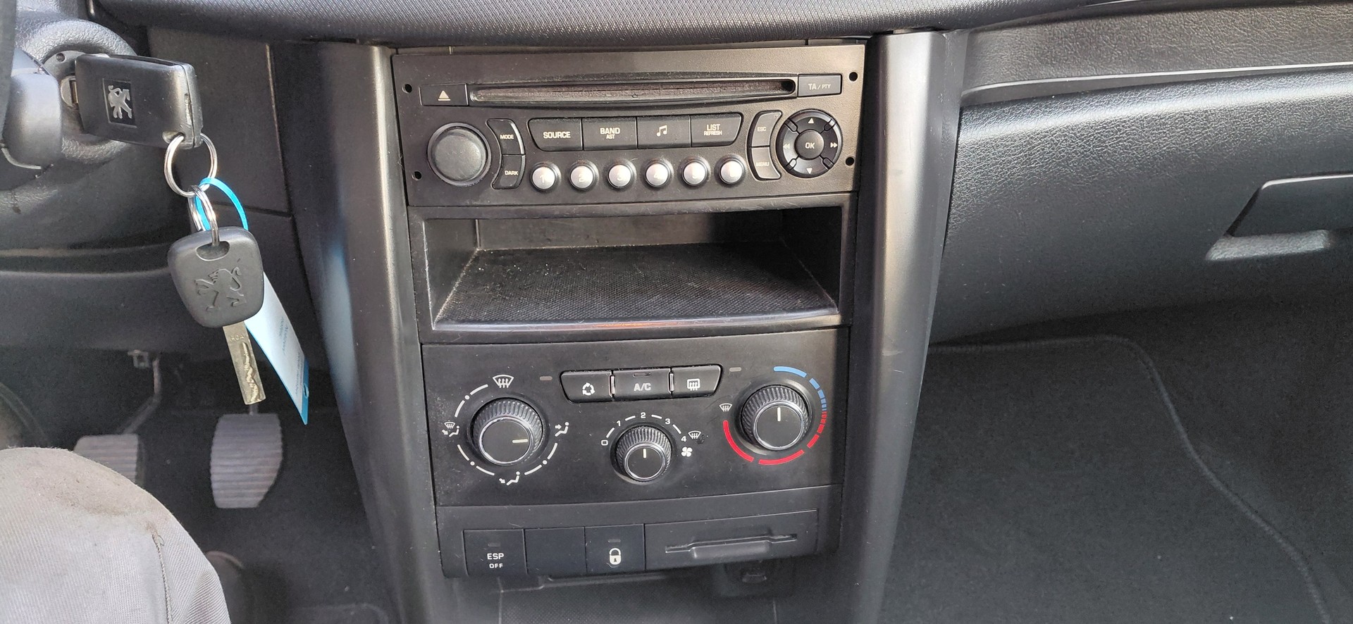 PEUGEOT 207 1.4 16V Millesim 200-image-12