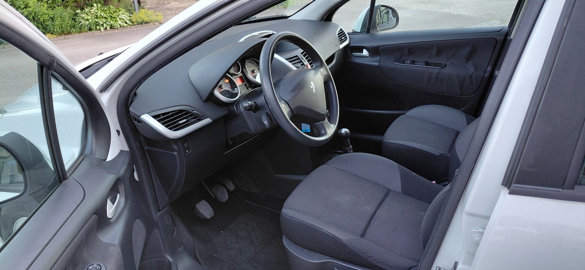 PEUGEOT 207 1.4 16V Millesim 200-image-7