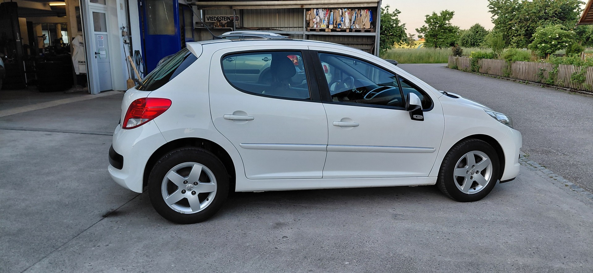 PEUGEOT 207 1.4 16V Millesim 200-image-5