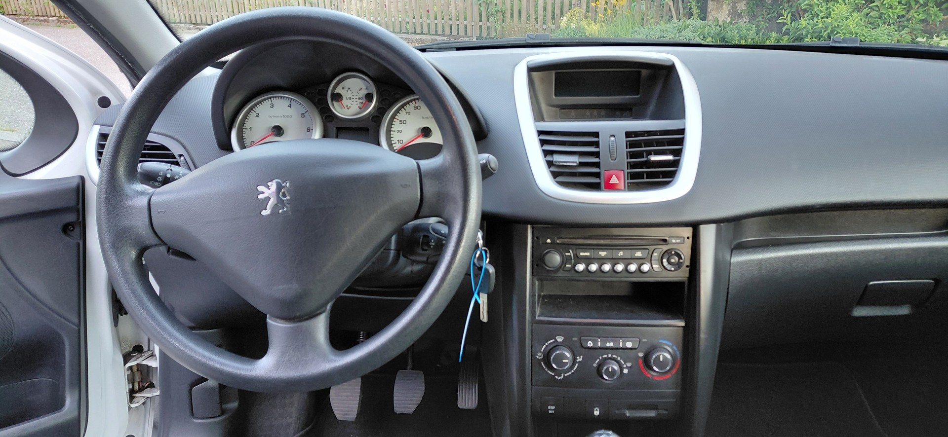PEUGEOT 207 1.4 16V Millesim 200-image-10