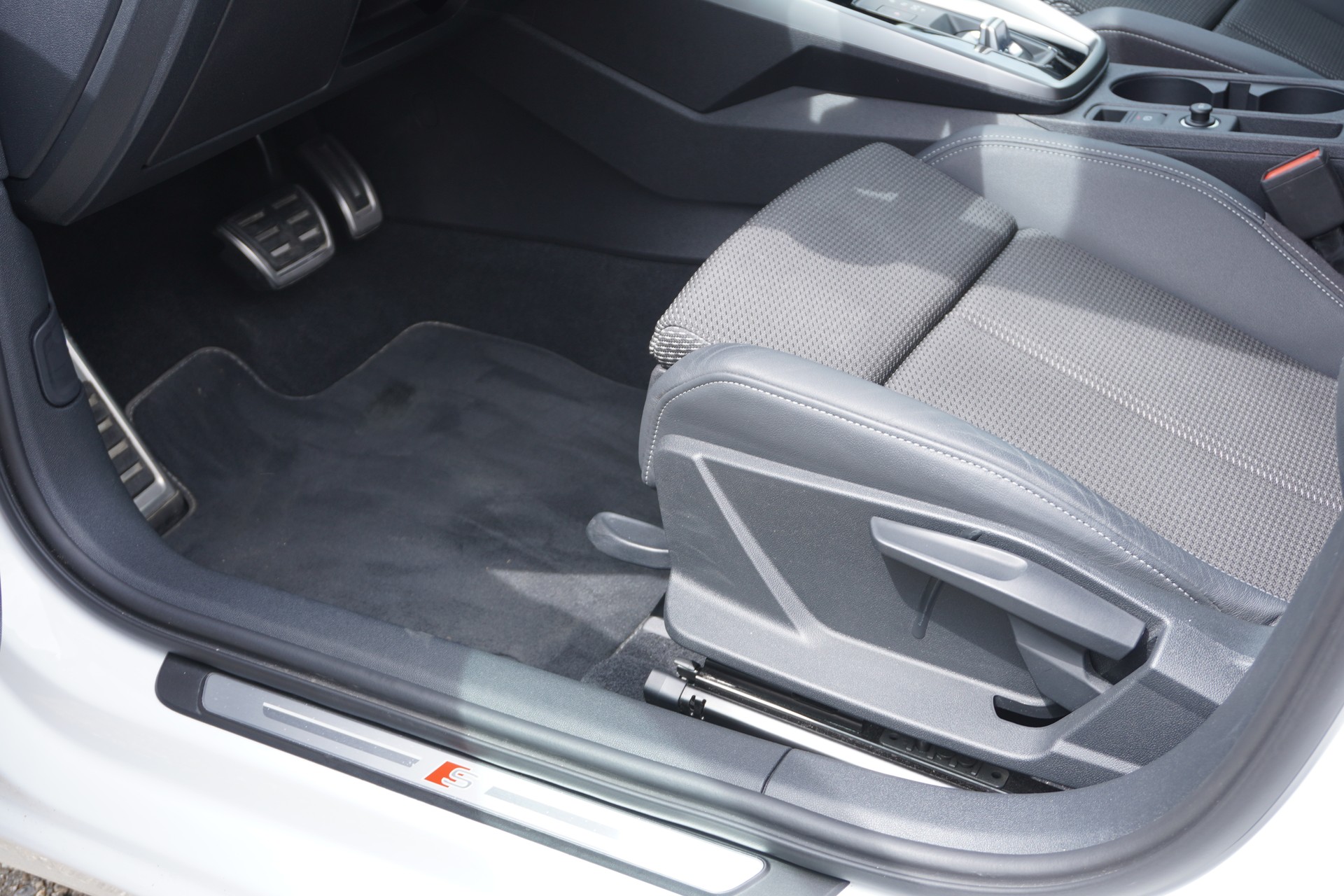 AUDI A3 Sportback 35 TFSI Attraction S-tronic S-LINE!!!-image-36