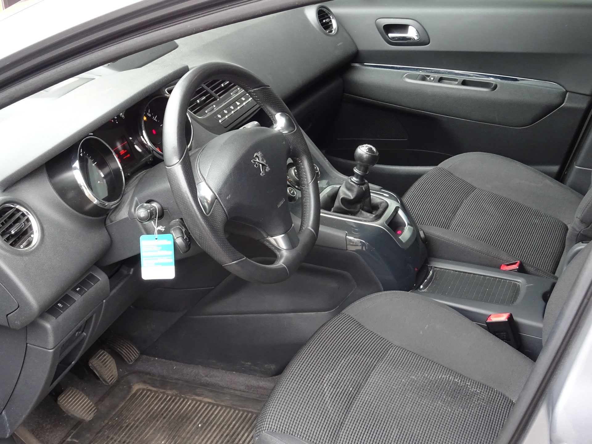 PEUGEOT 5008 2.0 HDI Allure-image-4