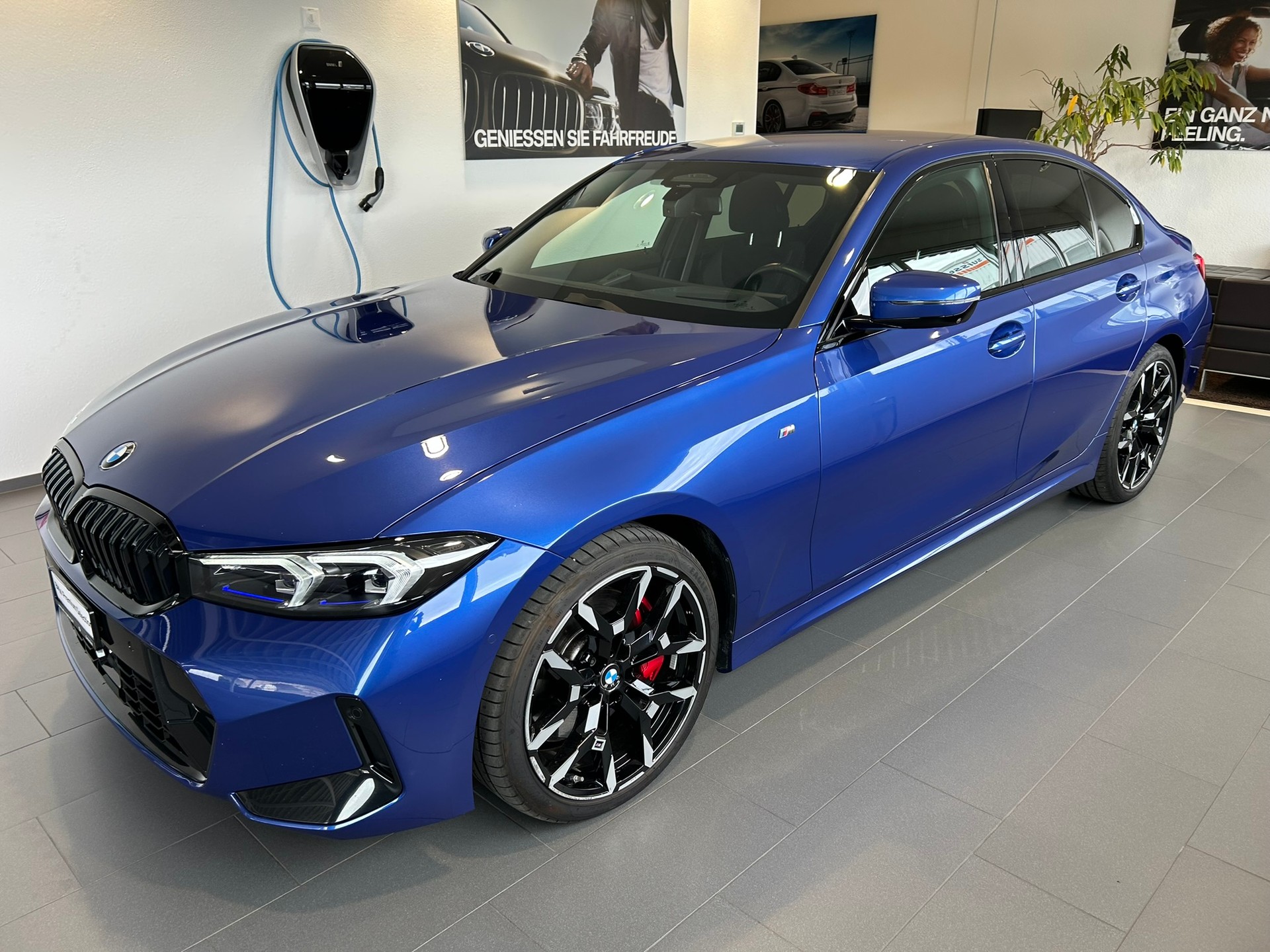 BMW 320d xDrive 48V Steptronic M Sport Pro-image-0